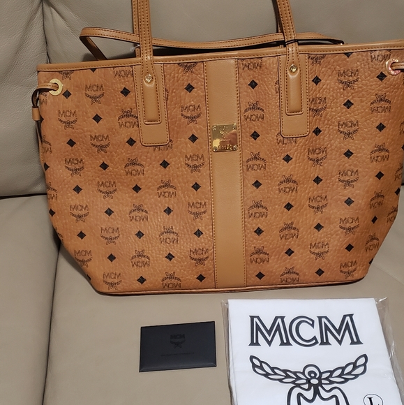 MCM Liz Reversible Medium Tote-Reversible to Geometric Pattern on Inside - Picture 3 of 11